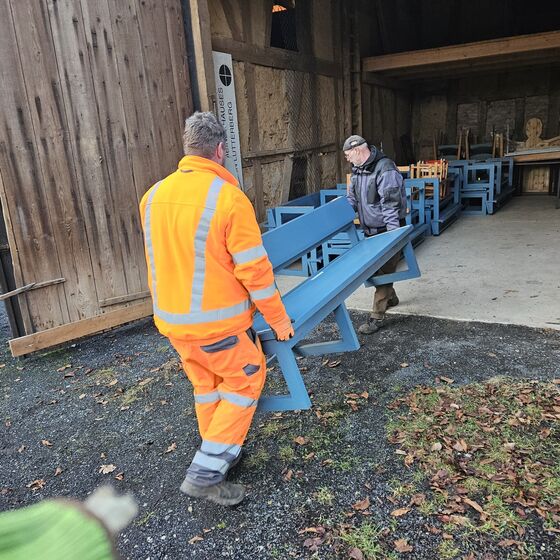 Die Kirchenbänke sind schwer (Foto: L. Heinke)