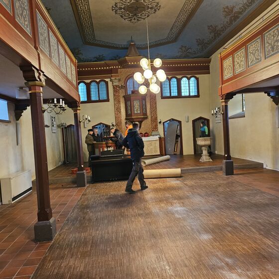 In der Sakristei steht auch noch ganz viel (Foto: L. Heinke)