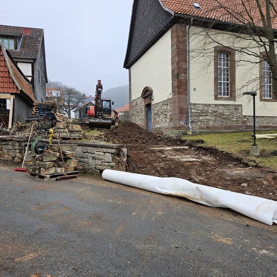 Teile der Mauer müssen weichen (5.2.2025) (Foto: L. Heinke)