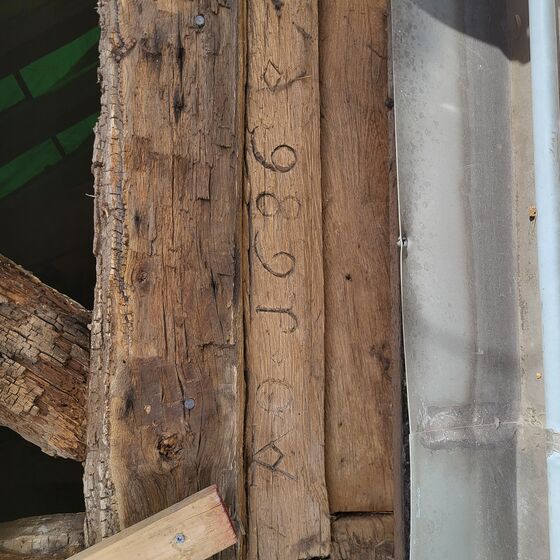 Inschrift Fachwerkgiebel (Foto: H. Meenken)