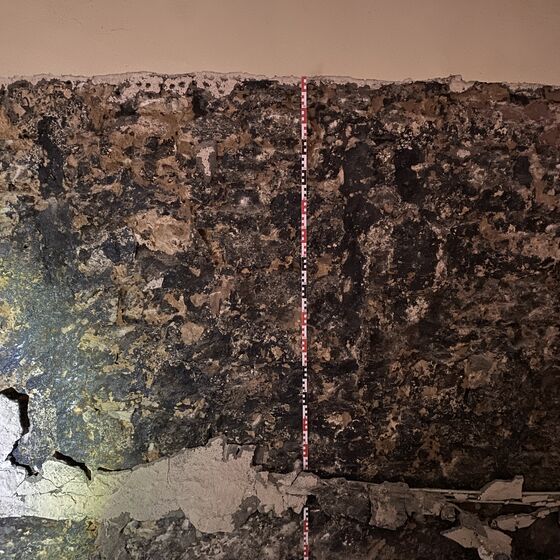 Teerbeschichtung auf den Innenwänden - fatale Sanierung aus den 50ern (Foto: H. Meenken)