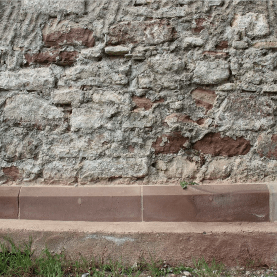 Feuchtebelastet Mauerwerk mit Salz- und Gipsausblühungen (Foto: H. Meenken)