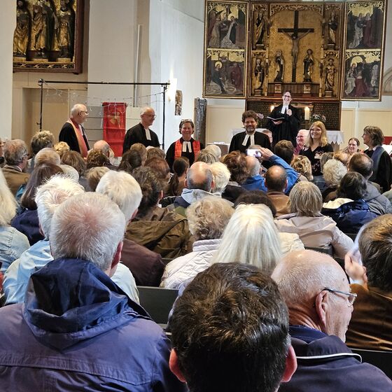 Pastorin Kettler stellt die Kolleginnen und Kollegen vor (Foto: L. Heinke)