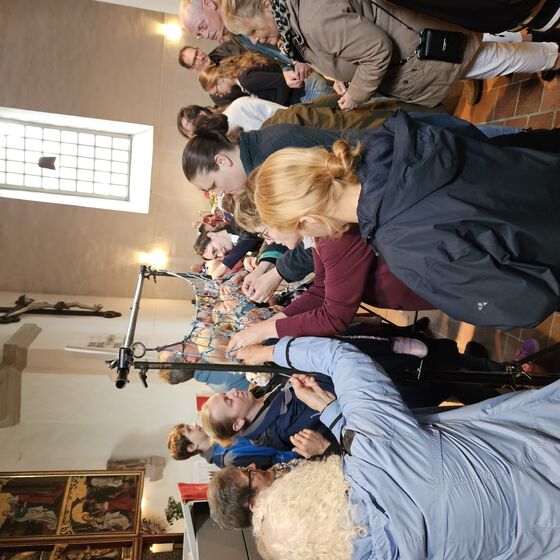 Wir knüpfen gemeinsam ein Netz (Foto: L. Heinke)