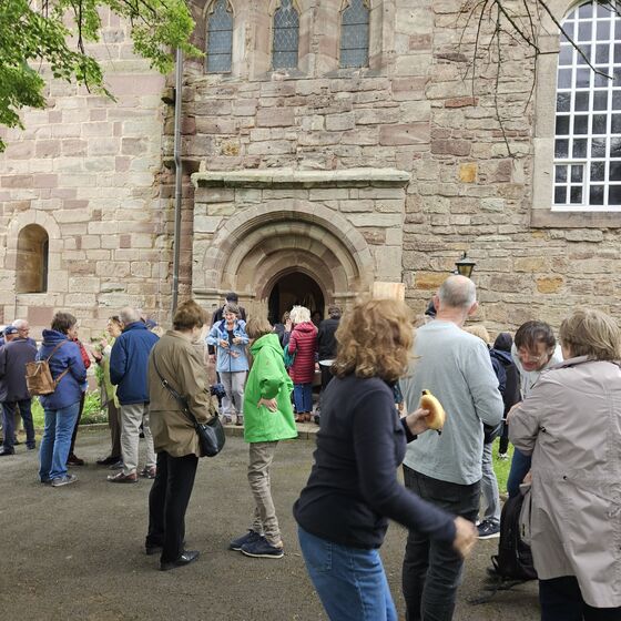 Nach dem Gottesdienst: Zusammenstehen draußen (Foto: L. Heinke)