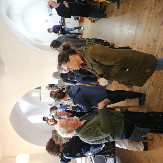 Nach dem Gottesdienst: Zusammenstehen drinnen (Foto: L. Heinke)