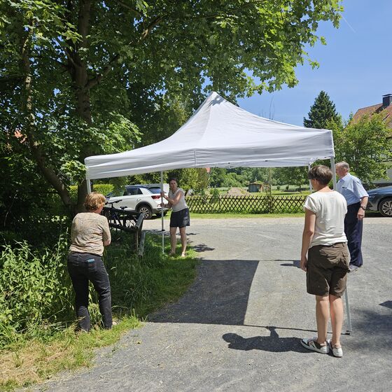 Aufbauen und Schatten suchen (Foto: l. Heinke)