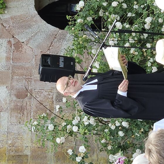 Superintendent Uhlhorn erzählt eine Geschichte (Foto: L. Heinke)