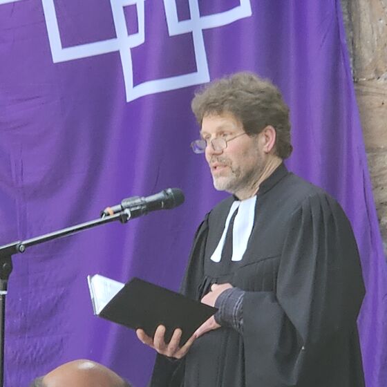 Pastor Janssen bei seiner Predigt (Foto: L. Heinke)