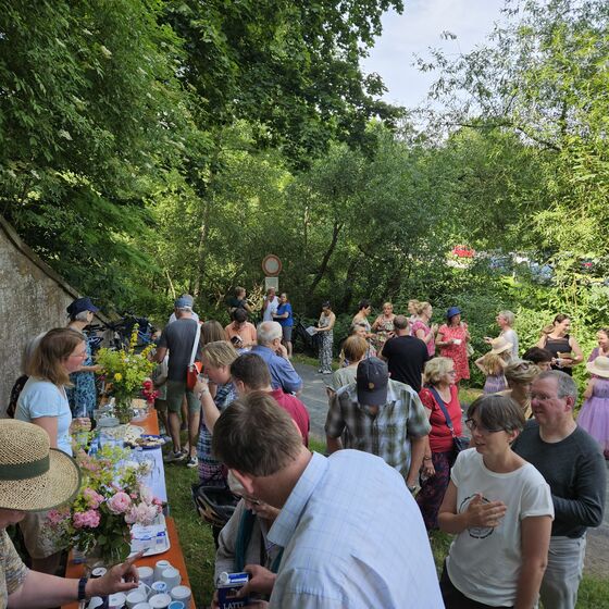 Essen, trinken und Gespräche (Foto: L. Heinke)