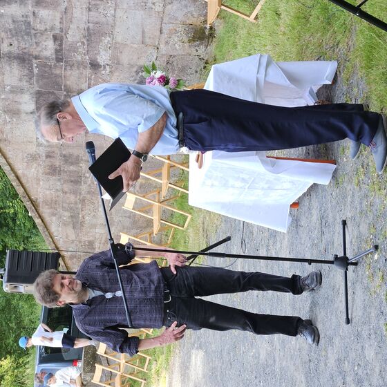 Erich Meister spricht für die beiden Gemeinden (Foto: Lutz Heinke)