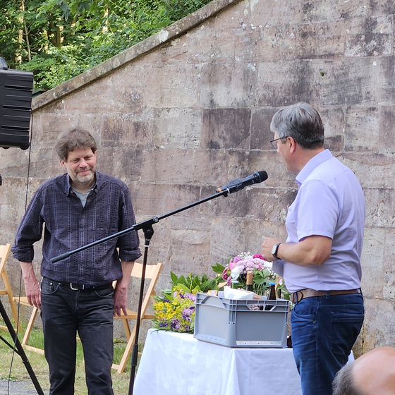 Bürgermeister Dirk Otter heißt Eric Janssen willkommen (Foto: L. Heinke)
