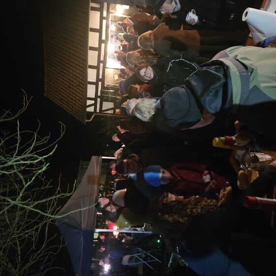 Nach Einbruch der Dunkelheit - viel Betrieb auf dem Pfarrhof (Foto: L. Heinke) 