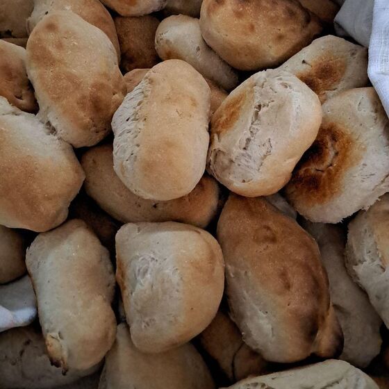 Die ersten Brötchen - bevor die ersten Gäste kommen (Foto: C. Thiery)