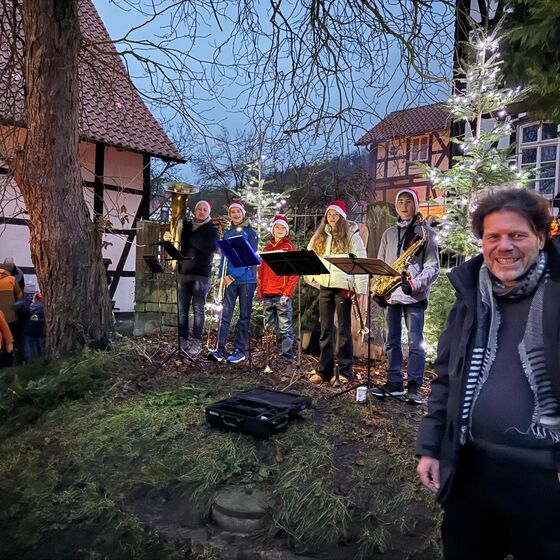 Pastor Eric Janssen und die Bläser (Foto: M. Stietenroth)