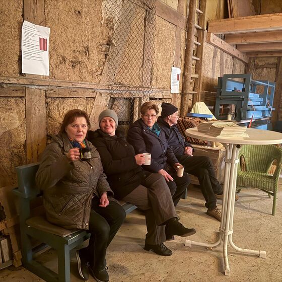 Pause in der Scheune (Foto: M. Stietenroth)