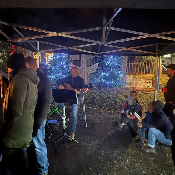 Axel Laschke stimmt die Weihnachtslieder an (Foto: M. Stietenroth)