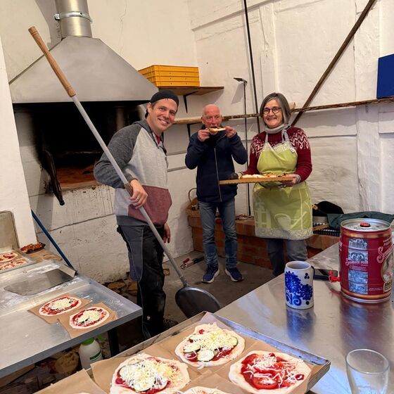 Das Team am Ofen (Foto: M. Stietenroth)