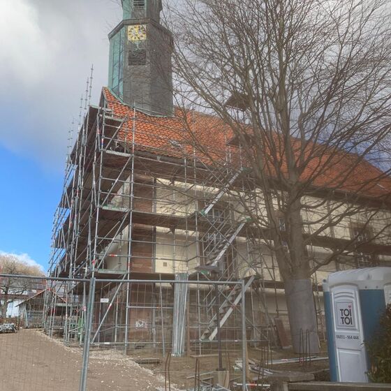 Blick auf die eingerüstete Kirche (Foto: M. Stietenroth) 