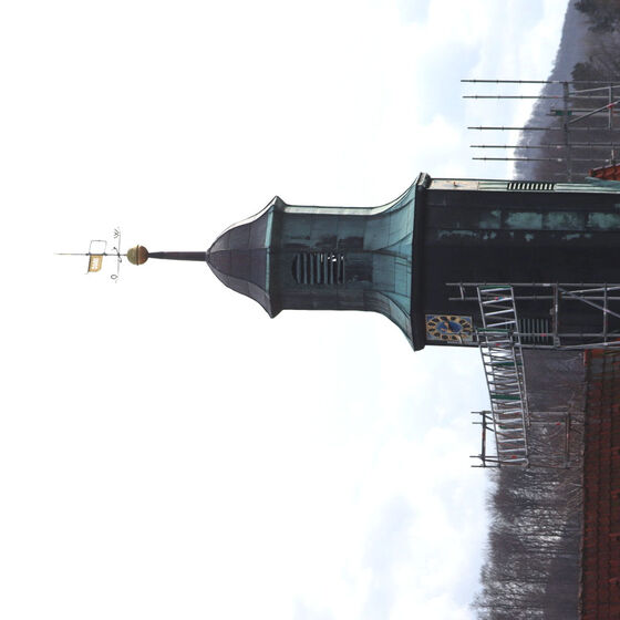 Der Kirchturm, noch in gewohnten grün (Foto: C. Beckermann)