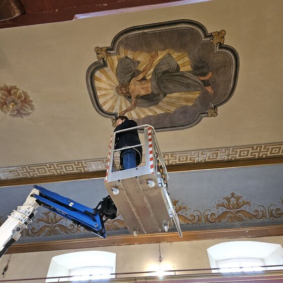 Restauratorin Anja Stadler gibt die Anweisungen zur Positionierung der Hebebühne (Foto: L. Heinke)