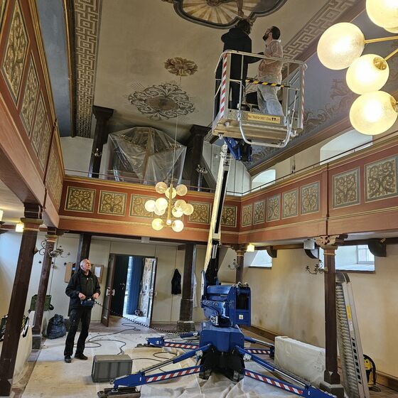 Konzentrierte Arbeit an der Steuerung der Bühne (Foto: L. Heinke)