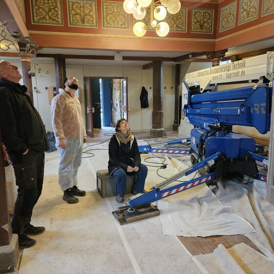 Kontrolle der Arbeit - stimmen die Farben? (Foto: L. Heinke)