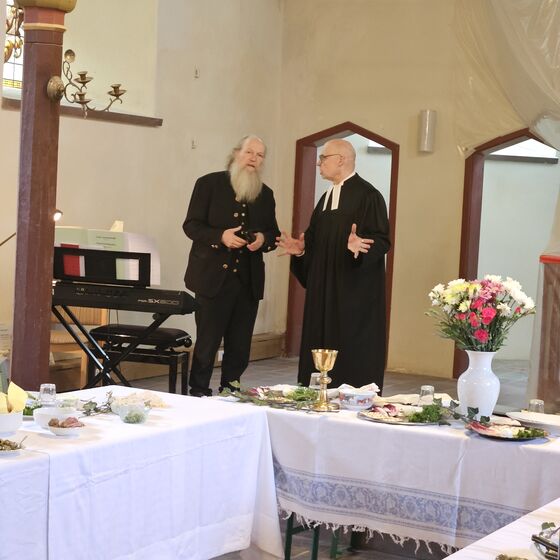 Absprachen: Superintendent Dr. Frank Uhlhorn und Prof. Dr. Wegeman (Foto: L. Heinke)