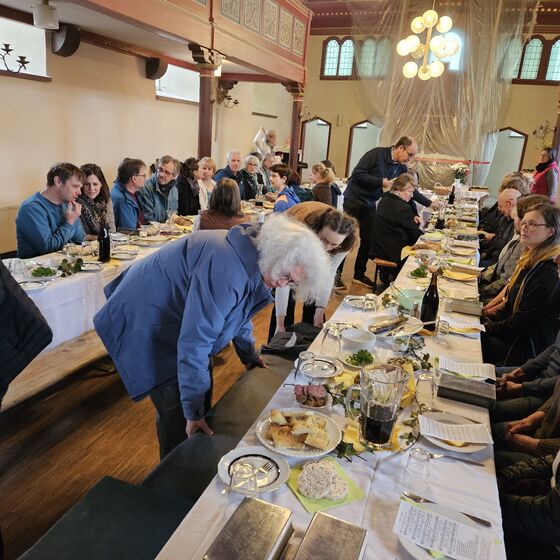 Wir brauchen noch Sitzplätze (Foto: L. Heinke)