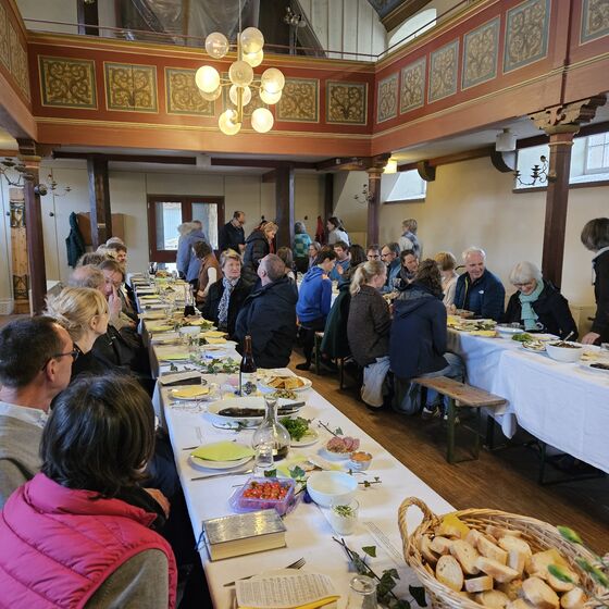 Langsam finden alle einen Sitzplatz (L. Heinke)