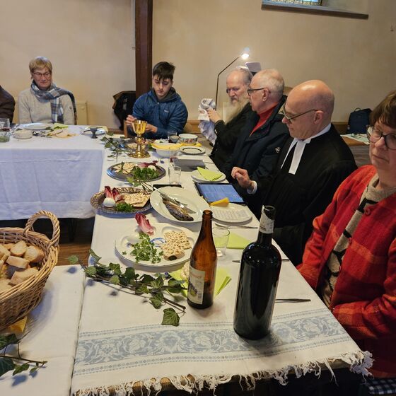 Auf dem Tisch bei Dr. Uhlhorn die Sederteller (Foto: L. Heinke)
