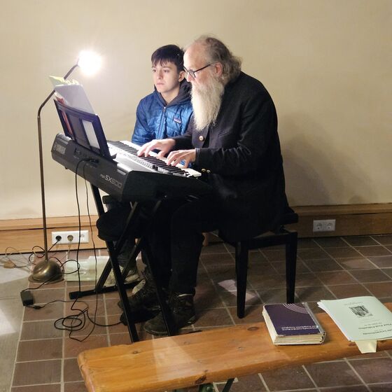Konzentriert am E-Piano Prof. Dr. Begeman (Foto: L. Heinke)
