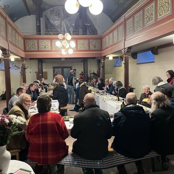 Beim Essen (Foto: M. Stietenroth)