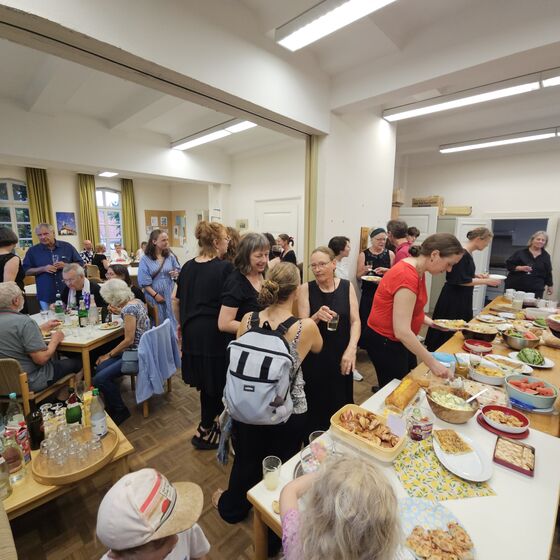 Das traditionelle, wie immer reiche Buffet im Anscluss - Gelegenheit zu Gesprächen (Foto: L. Heinke)