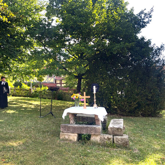 Vor dem Gottesdienst (Foto: U. Weberschock - KI bearbeitet)