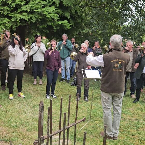 Einführung in Jagdbräuche und Jagdsignale im Pfarrgarten (Foto: L. Heinke)