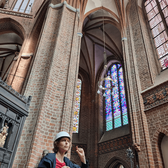 Architektin Beatrice Großmann vom landeskirchlichen Amtes für Bau- und Kunstpflege zeigt einen reparierten Riss von 2022, Foto: Hueske