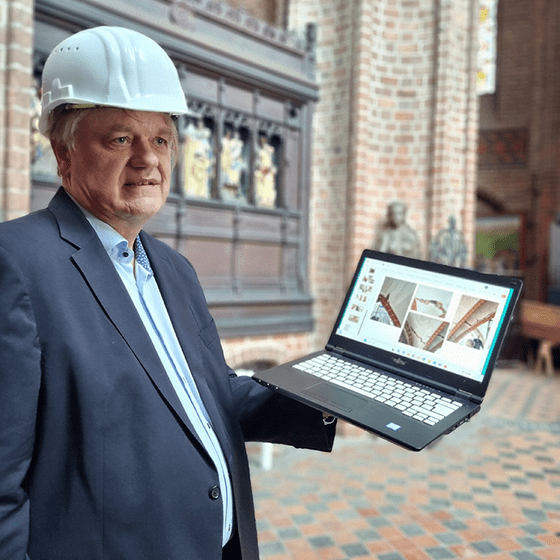 Stefan Kunkel, Leiter des landeskirchlichen Amtes für Bau- und Kunstpflege, in der St. Nicolaikirche Lüneburg, Foto: Hueske
