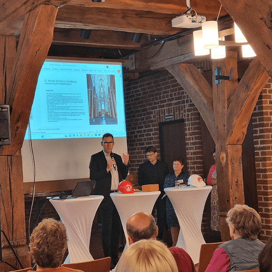 Der Infonachmittag über die St. Nicolaikirche Lüneburg wurde moderiert von Christian Stasch, Leitender Superintendent des Ev.-luth. Kirchenkreises Lüneburg. Foto: Hueske