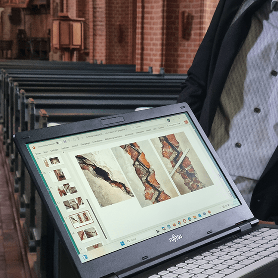 Die Risse in der St. Nicolaikirche Lüneburg werden beobachtet, Foto: Hueske