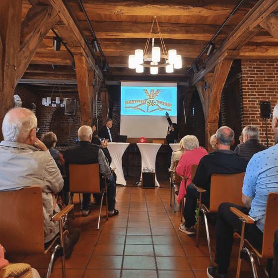 Steve Werner, CAP Ingenieursbüro, öffentlich bestellter Sachverständiger für Schäden an Gebäuden, informierte beim NAchmittag im Glockenhaus über die St. Nicolaikirche Lüneburg. Foto: Hueske
