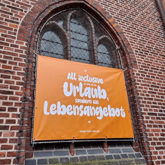 Banner an der Kirche