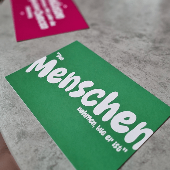 grüne Karte mit weißem Aufdruck: Den Menschen nehmen wie er ist