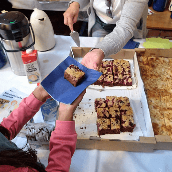 Kuchen wird gereicht