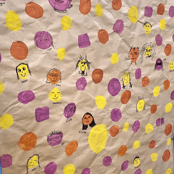 farbige Kreise an einer Plakatwand können mit Gesichtern bemalt werden
