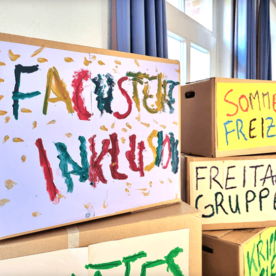 Karton beschriftet mit "Sommerfreizeiten", "Freitagsgruppe", "Fachstelle Inklusion!