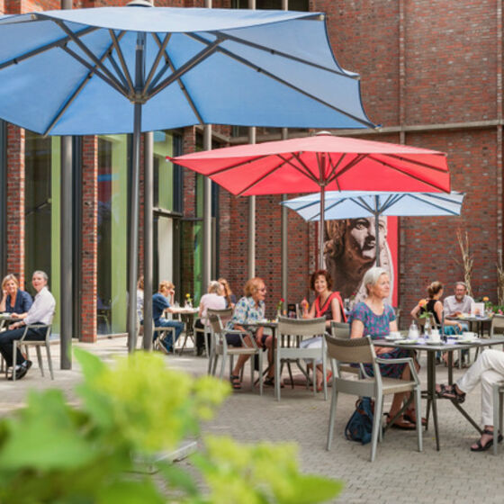Menschen sitzen im Café auf der Terrasse, Museum Lünebrug