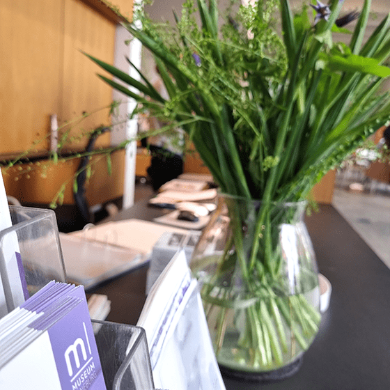 Blumen und Flyer am Begrüßungstresen im Museum Lüneburg