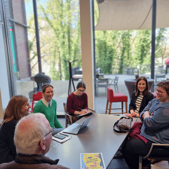 Gruppe beim Gespräch am Tisch im Museum Lüneburg