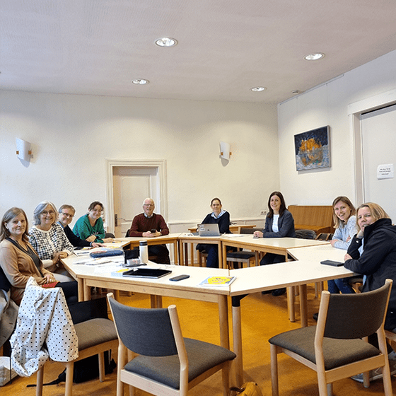 Gruppe von Menschen am Tisch